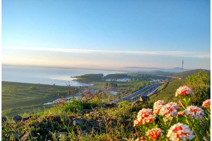 北京35座大巴到丰宁坝上旅游包车带司机多少钱一天_北京到丰宁坝上草原包车价格？