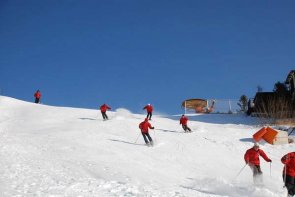 租大巴考斯特去军都滑雪场包车价格,带司机接送费用